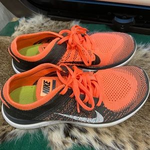 Nike flyknit tennis shoes.
